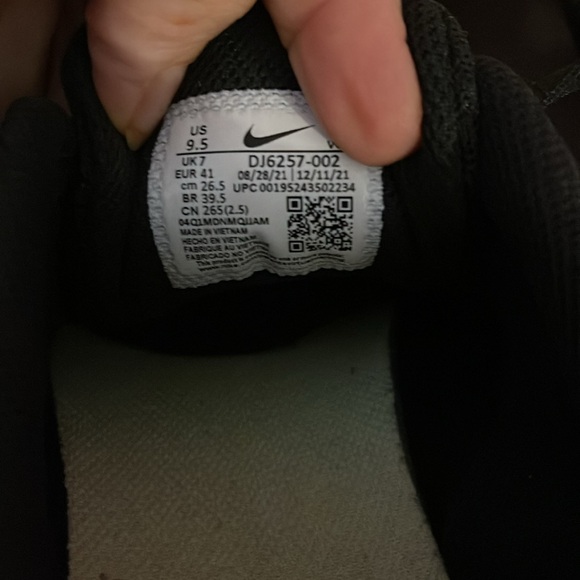 Nike Tanjun Triple Black Sneakers DJ6257-002 Women 9.5 very clean smoke free ENV - Picture 5 of 5